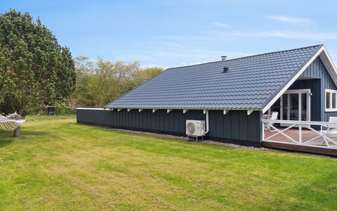 Reidar - 600M from the Sea: Gulvbelægning, Væg, Etage, Indretning, Træ, Loft, Trægulve, Belysning, Møbel, Laminat Gulv