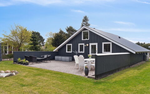Reidar - 600M from the Sea: Gulvbelægning, Væg, Etage, Indretning, Træ, Loft, Trægulve, Belysning, Møbel, Laminat Gulv