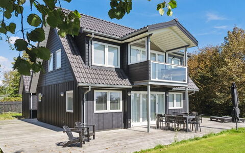 Esme - 30M from the Sea: Hjem, Hus, Veranda, Tag, Boligområde, Sidespor, Sommerhus, Dør, Estate, Skygge