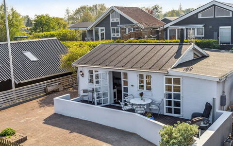 Tameka - 10M to the Fjord: Blå, Busk, Sommerhus, Bunddække, Have, Estate, Skygge, Landscaping, Stuehus, Eco Hotel