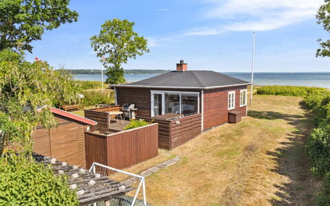 Mirkka - 50M from the Sea: Blå, Busk, Sommerhus, Bunddække, Have, Estate, Skygge, Landscaping, Stuehus, Eco Hotel