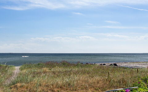 Mirkka - 50M from the Sea: Blå, Busk, Sommerhus, Bunddække, Have, Estate, Skygge, Landscaping, Stuehus, Eco Hotel
