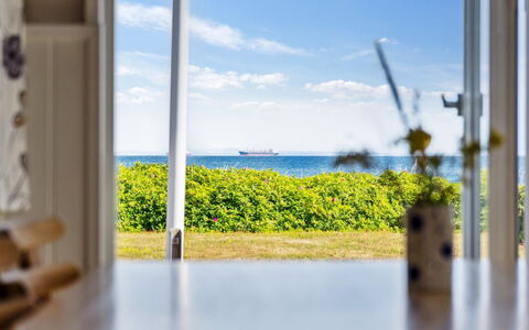 Mirkka - 50M from the Sea: Blå, Busk, Sommerhus, Bunddække, Have, Estate, Skygge, Landscaping, Stuehus, Eco Hotel