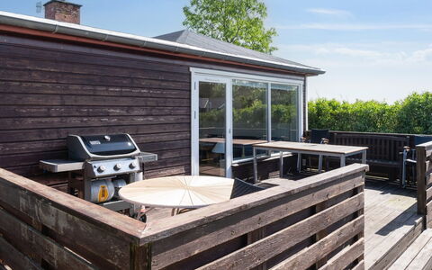 Mirkka - 50M from the Sea: Blå, Busk, Sommerhus, Bunddække, Have, Estate, Skygge, Landscaping, Stuehus, Eco Hotel