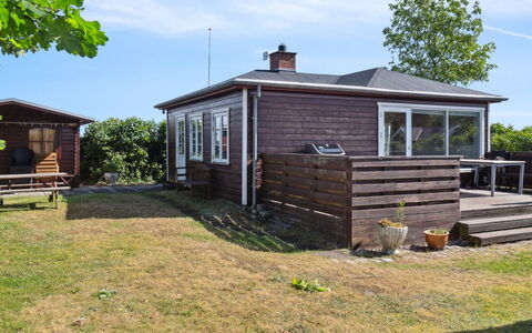 Mirkka - 50M from the Sea: Blå, Busk, Sommerhus, Bunddække, Have, Estate, Skygge, Landscaping, Stuehus, Eco Hotel