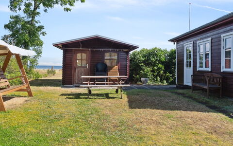 Mirkka - 50M from the Sea: Blå, Busk, Sommerhus, Bunddække, Have, Estate, Skygge, Landscaping, Stuehus, Eco Hotel