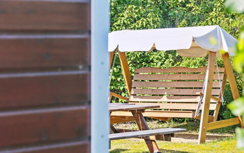 Mirkka - 50M from the Sea: Blå, Busk, Sommerhus, Bunddække, Have, Estate, Skygge, Landscaping, Stuehus, Eco Hotel