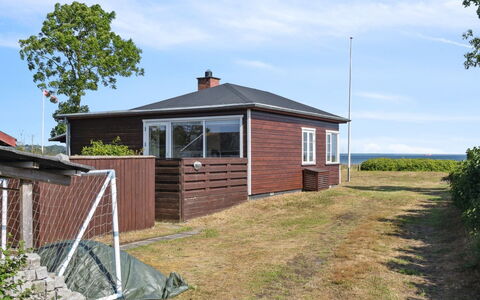 Mirkka - 50M from the Sea: Blå, Busk, Sommerhus, Bunddække, Have, Estate, Skygge, Landscaping, Stuehus, Eco Hotel