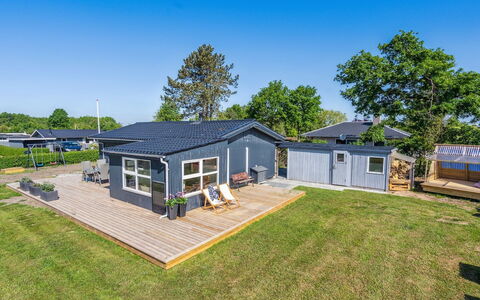 Tabithe - 500M from the Sea: Tag, Hus, Land Lot, Hjem, Sommerhus, Estate, Garden Bygninger, Skygge, Bjælkehytte, Landscaping