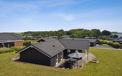Geeske - 150M from the Sea: Blå, Busk, Sommerhus, Bunddække, Have, Estate, Skygge, Landscaping, Stuehus, Eco Hotel