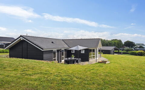Geeske - 150M from the Sea: Blå, Busk, Sommerhus, Bunddække, Have, Estate, Skygge, Landscaping, Stuehus, Eco Hotel