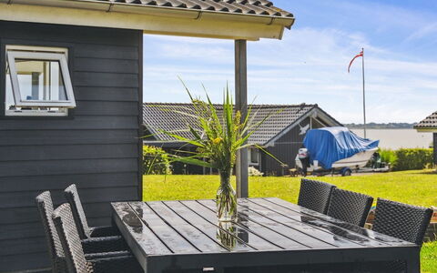 Geeske - 150M from the Sea: Blå, Busk, Sommerhus, Bunddække, Have, Estate, Skygge, Landscaping, Stuehus, Eco Hotel