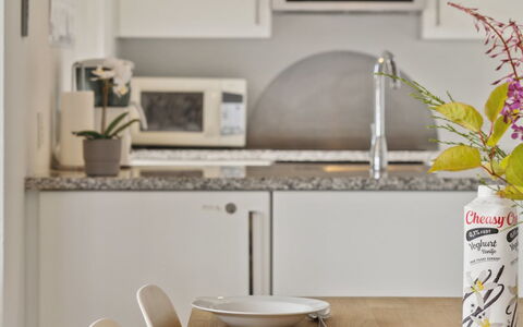Geeske - 150M from the Sea: Indretning, Møbel, Køkken, Countertop, Køkken Apparat, Gulvbelægning, Bordservice, Hjem, Belysning, Værelse