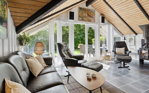 Anselma - 30Km from the Sea: Møbel, Indretning, Stol, Gulvbelægning, Bord, Udvej, Etage, Loft, Værelse, Eco Hotel