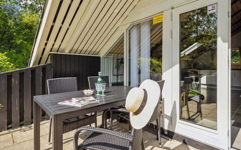Anselma - 30Km from the Sea: Møbel, Indretning, Stol, Gulvbelægning, Bord, Udvej, Etage, Loft, Værelse, Eco Hotel