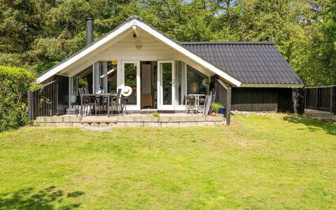 Anselma - 30Km from the Sea: Møbel, Indretning, Stol, Gulvbelægning, Bord, Udvej, Etage, Loft, Værelse, Eco Hotel