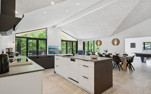 Robert - 30Km from the Sea: Indretning, Træ, Loft, Gulvbelægning, Etage, Møbel, Køkken, Countertop, Lysarmatur, Værelse