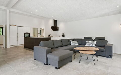 Robert - 30Km from the Sea: Gulvbelægning, Indretning, Etage, Træ, Møbel, Loft, Couch, Stue, Værelse, Hjem