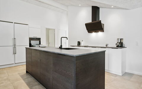Robert - 30Km from the Sea: Gulvbelægning, Køkken, Countertop, Indretning, Køkken Apparat, Etage, Træ, Cabinetry, Møbel, Loft