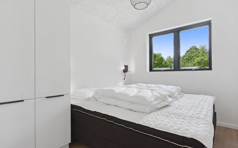 Robert - 30Km from the Sea: Soveværelse, Seng, Indretning, Loft, Sengetøj, Sengetøj, Belysning, Værelse, Bed Frame, Møbel