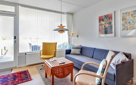 Eske - 50M from the Sea: Møbel, Indretning, Gulvbelægning, Væg, Etage, Couch, Træ, Loft, Stue, Værelse