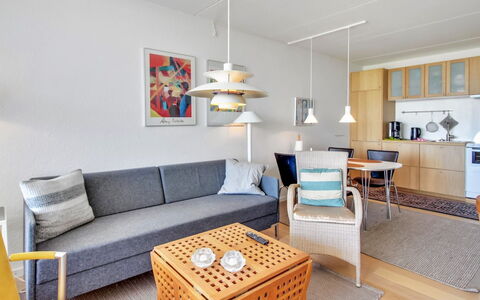 Eske - 50M from the Sea: Møbel, Indretning, Gulvbelægning, Etage, Træ, Couch, Loft, Stue, Bord, Værelse