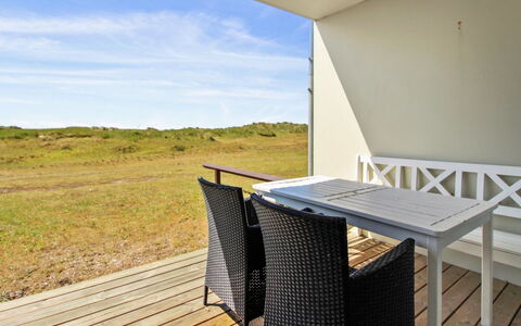 Eske - 50M from the Sea: Træ, Møbel, Gulvbelægning, Etage, Hårdttræ, Trægulve, Bejdse, Planke, Dæk, Altan