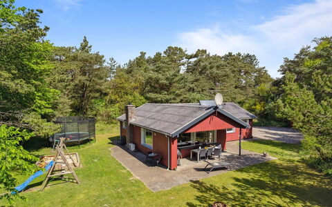 Keyla - 3.2Km from the Sea: Møbel, Indretning, Stol, Gulvbelægning, Bord, Udvej, Etage, Loft, Værelse, Eco Hotel