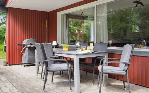 Keyla - 3.2Km from the Sea: Møbel, Indretning, Stol, Gulvbelægning, Bord, Udvej, Etage, Loft, Værelse, Eco Hotel