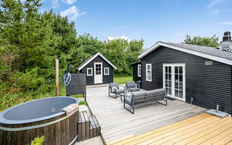 Ljuba - 700M from the Sea: Træ, Plantesamfund, Land Lot, Skygge, Naturmateriale, Garden Bygninger, Skur, Udendørs Struktur, Bjælkehytte