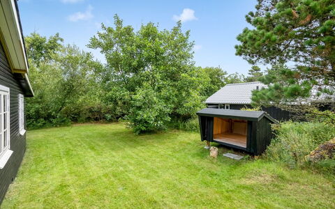 Ljuba - 700M from the Sea: Træ, Plantesamfund, Land Lot, Skygge, Naturmateriale, Garden Bygninger, Skur, Udendørs Struktur, Bjælkehytte