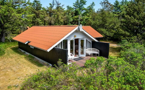 Clea - 800M from the Sea: Træ, Hus, Hjem, Sommerhus, Tag, Sidespor, Estate, Hældning, Hårdttræ, Garden Bygninger