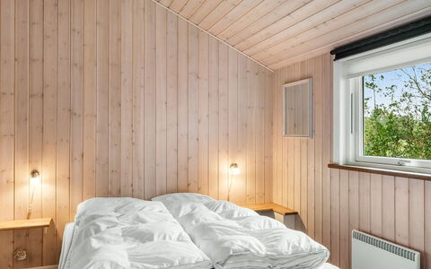 Lillemor - 800M to the Fjord: Soveværelse, Træ, Loft, Seng, Indretning, Sengetøj, Sengetøj, Etage, Gulvbelægning, Værelse