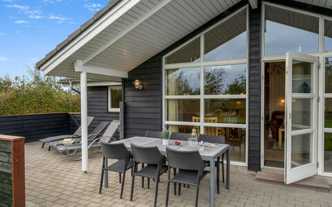 Lillemor - 800M to the Fjord: Dør, Sommerhus, Veranda, Sidespor, Stol, Hårdttræ, Udendørs Møbler, Gård, Dæk, Gårdhave