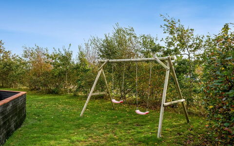 Lillemor - 800M to the Fjord: Have, Legepladsudstyr, Lawn, Svinge, Backyard, Skygge, Gård, Landscaping, Parkere, Legeplads