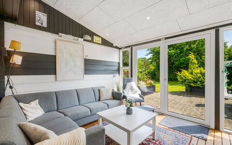 Kjartan - 32M to the Fjord: Træ, Indretning, Gulvbelægning, Loft, Møbel, Etage, Couch, Stue, Hjem