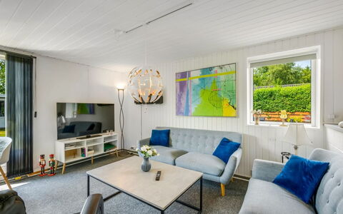 Kjartan - 32M to the Fjord: Møbel, Indretning, Couch, Gulvbelægning, Loft, Etage, Stue, Belysning, Værelse