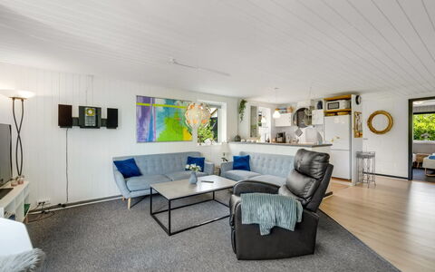 Kjartan - 32M to the Fjord: Møbel, Indretning, Couch, Gulvbelægning, Stue, Etage, Loft, Træ, Værelse, Belysning