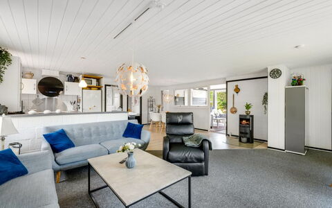 Kjartan - 32M to the Fjord: Møbel, Indretning, Couch, Loft, Træ, Gulvbelægning, Stue, Etage, Belysning, Værelse