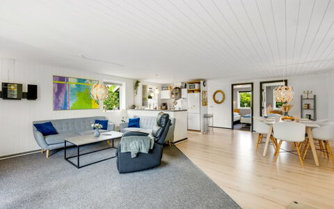 Kjartan - 32M to the Fjord: Indretning, Gulvbelægning, Møbel, Couch, Træ, Etage, Loft, Stue, Trægulve, Værelse