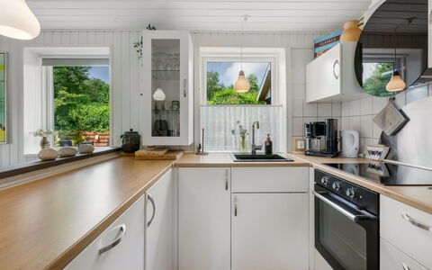Kjartan - 32M to the Fjord: Køkken, Countertop, Gulvbelægning, Køkken Apparat, Indretning, Træ, Større Bandage, Etage, Cabinetry, Loft