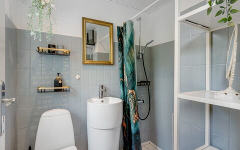 Kjartan - 32M to the Fjord: Indretning, Gulvbelægning, Etage, Badeværelse, Sanitærarmatur, Toilet, Toiletbræt, Hjem, Vvs, Værelse