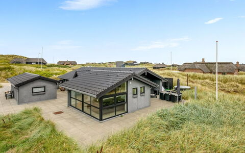 Walther - 300M from the Sea: Tag, Hjem, Dør, Sommerhus, Skygge, Sidespor, Gård, Estate, Backyard