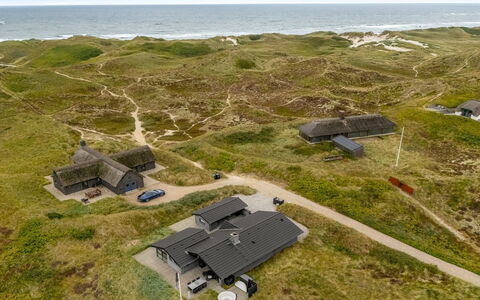 Walther - 300M from the Sea: Tag, Hjem, Dør, Sommerhus, Skygge, Sidespor, Gård, Estate, Backyard