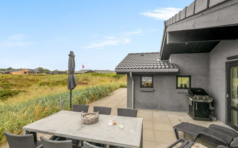 Walther - 300M from the Sea: Tag, Hjem, Dør, Sommerhus, Skygge, Sidespor, Gård, Estate, Backyard