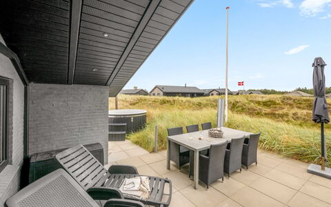 Walther - 300M from the Sea: Tag, Hjem, Dør, Sommerhus, Skygge, Sidespor, Gård, Estate, Backyard