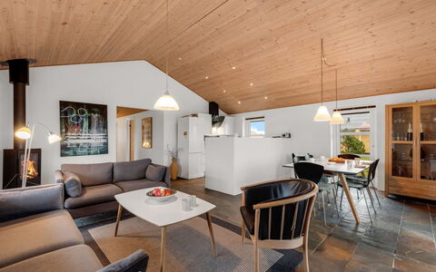 Fietje - 500M to the Fjord: Møbel, Indretning, Gulvbelægning, Couch, Loft, Træ, Lysarmatur, Etage, Stue, Værelse