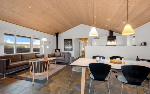 Fietje - 500M to the Fjord: Indretning, Loft, Træ, Gulvbelægning, Etage, Couch, Lysarmatur, Stue, Værelse, Møbel