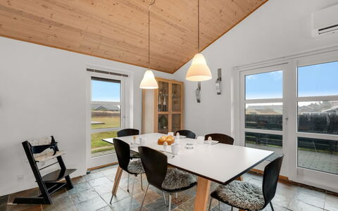 Fietje - 500M to the Fjord: Træ, Loft, Gulvbelægning, Hjem, Indretning, Etage, Køkken & Spisebord, Lysarmatur, Spisestue, Hårdttræ