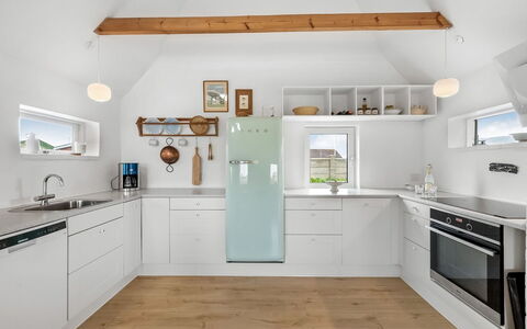 Hermine - from the Sea: Køkken, Køkken Apparat, Indretning, Countertop, Gulvbelægning, Cabinetry, Møbel, Større Bandage, Etage, Lysarmatur